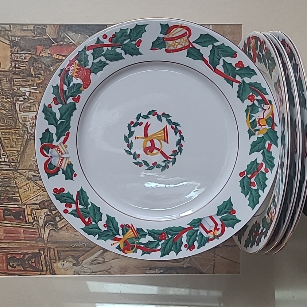 ROYAL MAJESTIC FINE CHINA 'CHRISTMAS EVE' PLATES SET OF 4